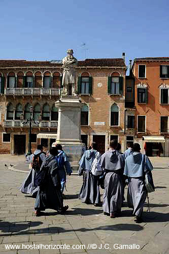 Turistas en los canales de Venecia