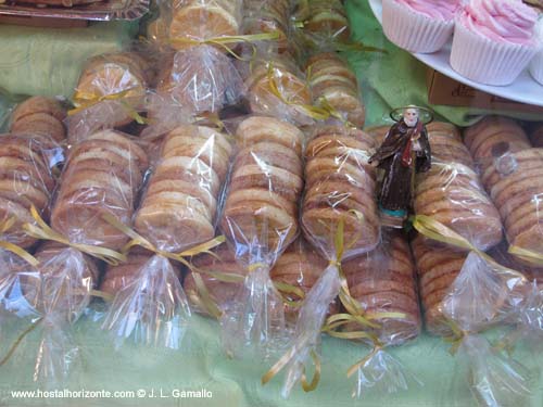 Pan de San Antonio. Fiesta de San Antonio. Calle Hortaleza. Madrid Spain