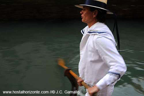 Mujer gondolera de Venecia