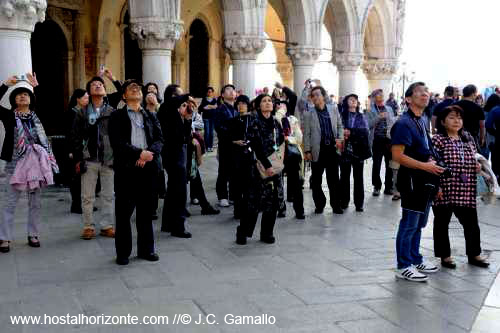 Turistas chinos en la plaza de SAn Marcos