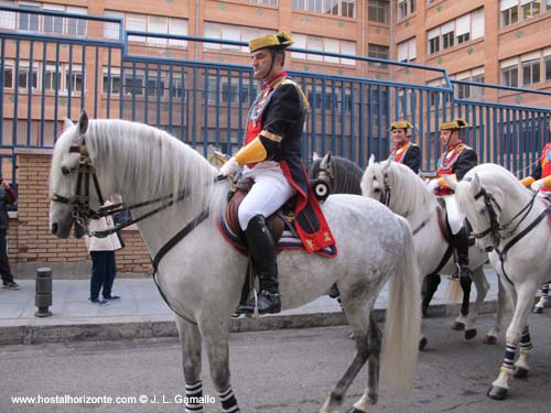 Pan de San Antonio. Fiesta de San Antonio. Guardia Civil. Calle Hortaleza. Madrid Spain